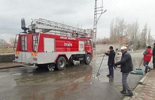 Arpaçay’da caddeler günlük yıkanıyor