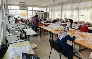 Artuklu’da gönüllü kadınlar maske üretiyor