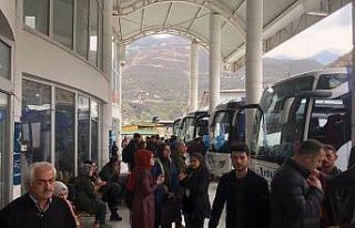 Artvin’de öğrenciler otobüs terminallerine akın...