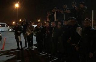 Asker uğurlaması otogar dışında devam etti