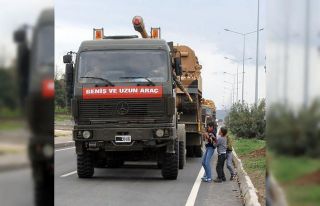 Askerlerden selam duran çocuklara meyve suyu