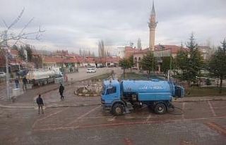 Aslanapa’da tüm sokaklar dezenfekte ediliyor, yaşlılar...