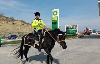 Ata binen polis memuru ilgi topladı