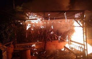 Atık kağıt konteyneri ile kablolar alev alev yandı