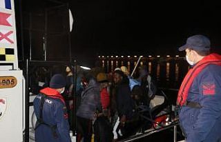 Ayvacık’ta lastik botla Midilli’ye giden 45 göçmen...