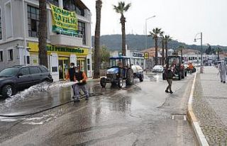 Ayvalık Belediyesi dezenfekte çalışmalarında...