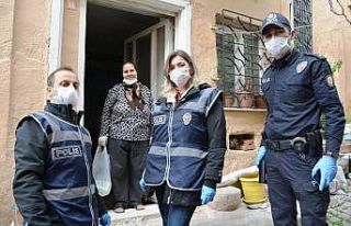 Ayvalık’ta evden çıkamayan yaşlı kadına polis...