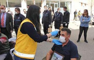 Bağlar Belediyesi evlat nöbeti tutan aileleri sağlık...