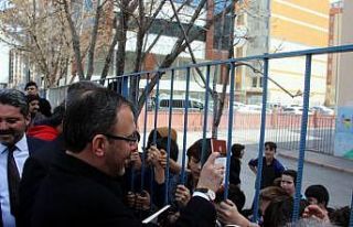 Bakan Kasapoğlu çocuklara kitap ve top hediye etti