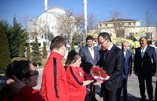 Bakan Kasapoğlu, özel sporcular ile bir araya geldi