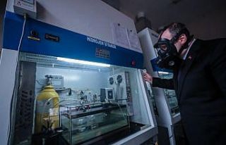 Bakan Varank maske fabrikasını ziyaret etti: