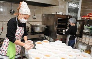 Balçova’da yaşlı vatandaşlara sıcak yemek