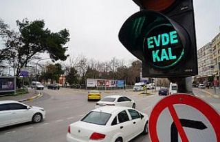 Balıkesir trafik ışıklarında ’Evde Kal’ çağrısı