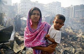 Bangladeş’te gecekondu mahallesinde yangın