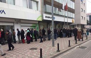 Banka önlerinde korona virüs kuyruğu