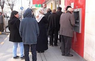 Banka önlerinde sosyal mesafeye uymadılar