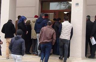 Bankalar önünde uzun kuyruklar oluşuyor