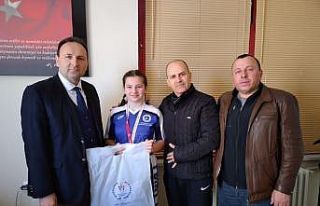 Başarılı sporcu ödüllendirildi