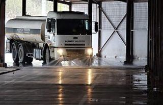 Başiskele’de pazar yerleri dezenfekte ediliyor