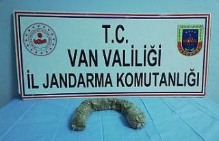 Başkale’de bir şahsın beline sarılı vaziyette...