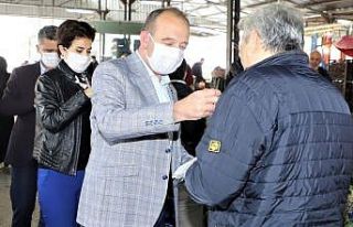 Başkan Akın pazar esnafına maske dağıttı