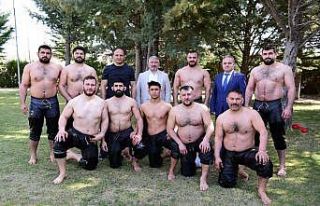 Başkan Aşgın, pehlivanlara kispet hediye etti