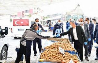 Başkan Çınar, maske ve eldiven dağıttı, uyarılarda...