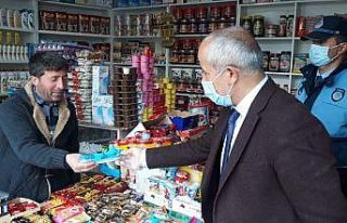 Başkan Ensari maske ve eldiven dağıttı