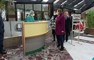 Başkan Hürriyet, ilk maske teslimini gerçekleştirdi