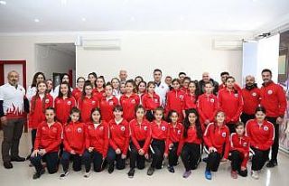 Başkan Kayalar, kadın sporcularla
