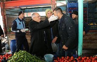 Başkan Öztürk pazarcı esnafına maske dağıttı