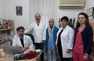 Başkan Tarhan, doktorlara çiçekle teşekkür etti