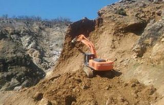 Batman’da heyelan köy yolunu ulaşıma kapattı