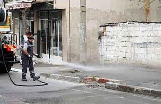 Bayraklı’da sokaklar yıkanıp dezenfekte edildi