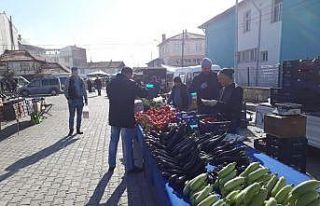 Belediye Başkanı Gürel, ilçe pazarında maske...