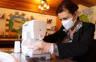 Belediye başkanı makine başına geçip maske dikiyor