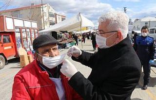 Belediye başkanı vatandaşa maske, eldiven ve dezenfektan...
