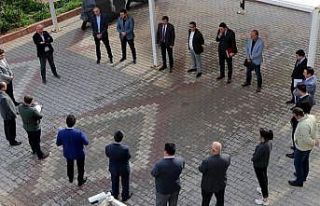 Belediye başkanından birer metrelik mesafede açık...