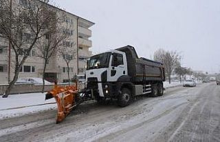 Belediye ekipleri karla mücadele çalışmalarını...