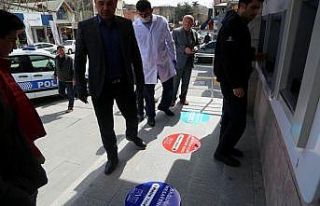 Belediye ekiplerinin salgına karşı bilgilendirme...