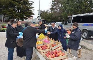 Belediye pazarda eldiven dağıttı