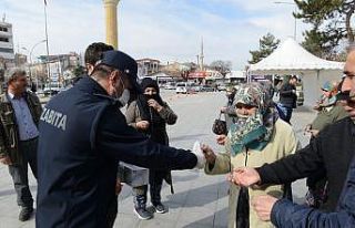 Belediye vatandaşlara maske dağıttı