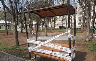 Belediyeden banklara oturulmaması için ilginç çözüm