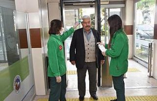 Belediyele giren personelin ve vatandaşın ateşi...