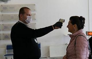 Belediyeye gelen herkesin ateşi ölçülüyor