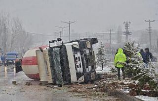 Beton mikseri devrildi: 2 yaralı