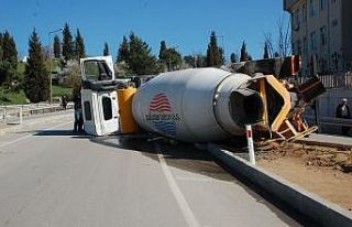 Beton mikseri devrildi, sürücüyü emniyet kemeri...