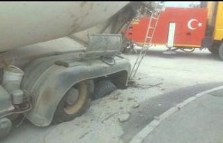 Beton mikserini taşıyamayan yol çöktü