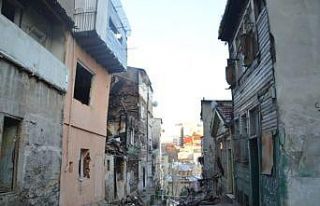 Beyoğlu’nda metruk bina çöktü, yanındaki ev...
