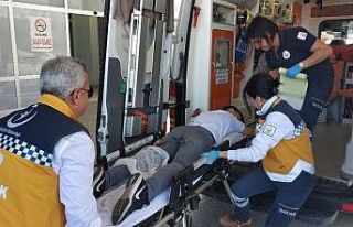 Bıçaklı saldırıda hastanelik oldu